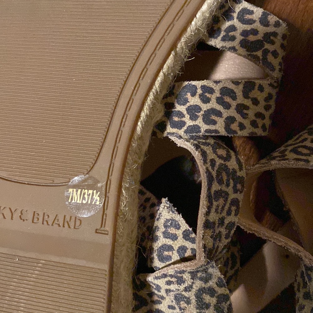 Size 7 lucky brand shoes - Picture 4 of 4